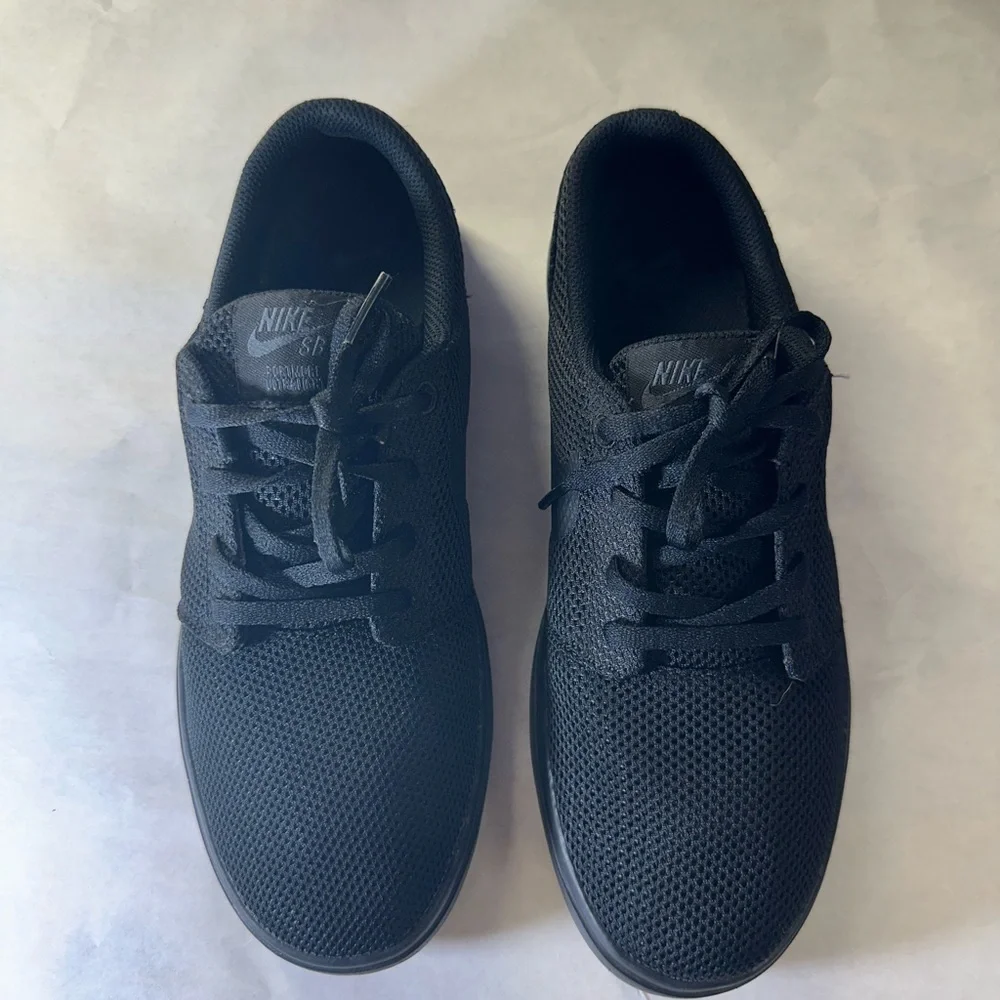 Nike women -Black Mesh Sneakers